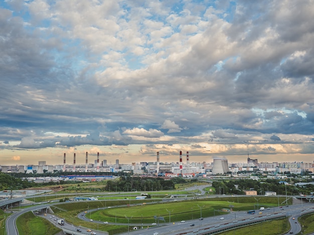 Weg in een industrieel gebied van een moderne metropool in moskou