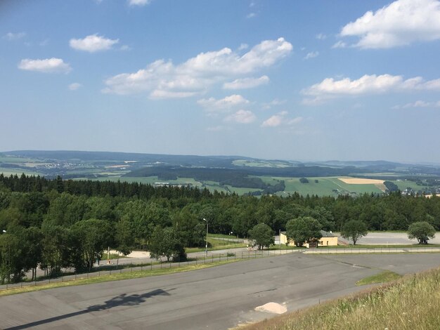 Weg in het bergachtige gebied tegen de lucht