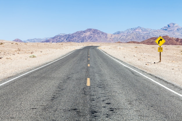 Weg in het midden van de Death Valley-woestijn, VS