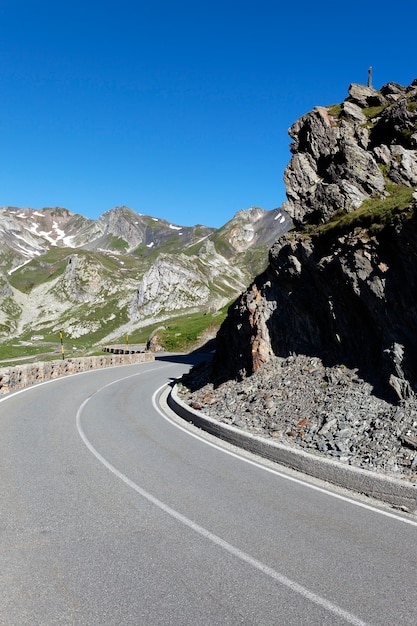 Weg in italiaanse alpiene berg in de zomer