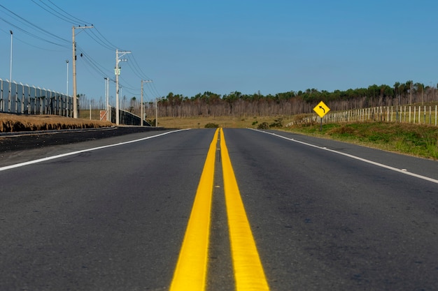 Weg met centrale rijstrookverdeling