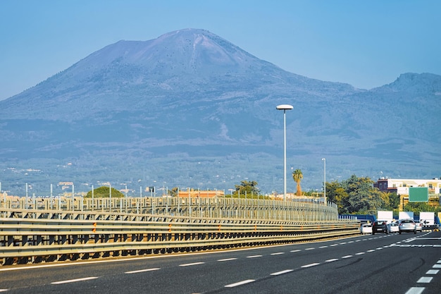 Weg met de berg vesuvius in italië