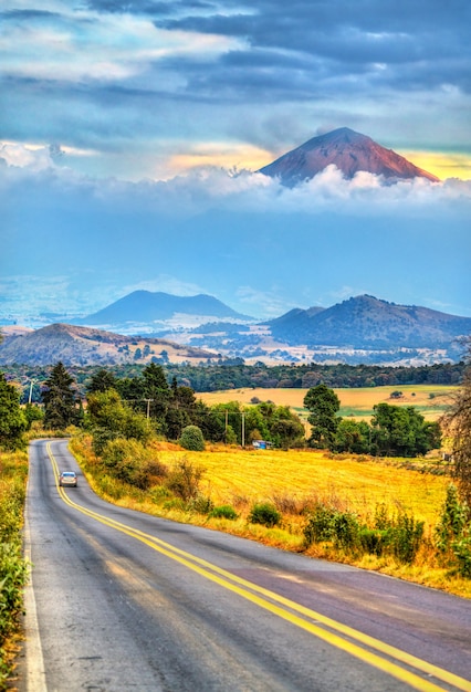 Weg met de popocatepetl-vulkaan op de achtergrond, mexico