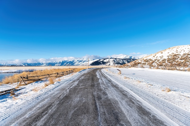 Foto weg met sneeuw en koud weer in het grand teton national park, wyoming