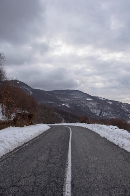 Weg met sneeuw in Arachova in Griekenland