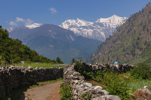 Weg met stenen omheining in een bergdal in de Himalaya