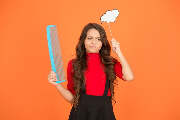 Weg met vervelende klitten Meisjes lang haar kam en tekstballon Kapsalon Haar kammen Stylingtips Verward haar Communicatie Inspiratie kapsel maken Idee voor haar