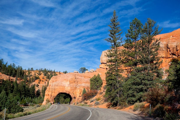Weg naar Bryce Canyon National Park door tunnel in de rots