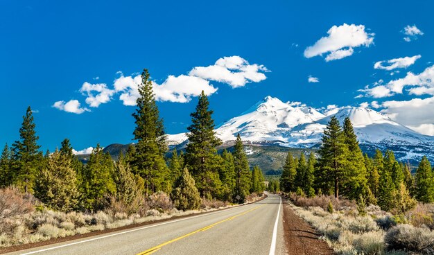 Weg naar de bergen Shasta en Shastina in Californië Verenigde Staten