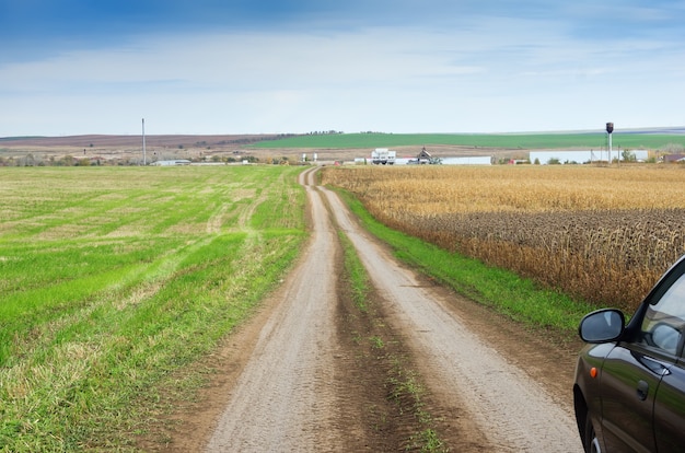 Weg naar de boerderij, tussen de akkers