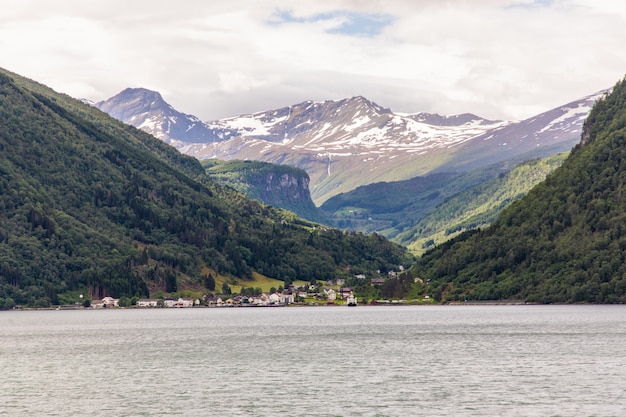 Weg naar de Geiranger-fjord in Noorwegen