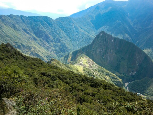 Weg naar de ruïnes van MachuPicchu gezien vanaf de hoogten van de bergen in Cusco Peru