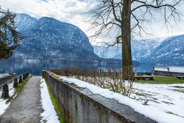 Weg naar het Hallstat-meer op een late winter tot vroege lente