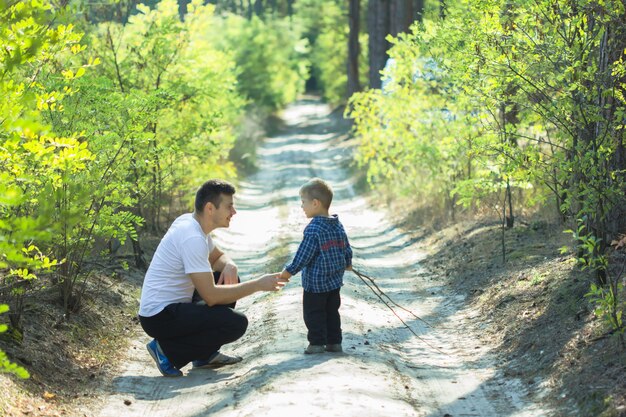 Weg naar het leven. handen. vader en zijn zoon handen. papa die zoon leidt over de zomeraard openlucht. de handen van het mannetje en van kinderen closep. familie, vertrouwen, bescherming, zorg, ouderschap concept.