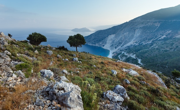 Weg naar het strand van Myrtos. Top ochtend uitzicht. (Griekenland, Kefalonia).