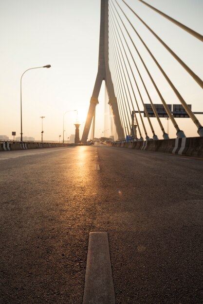 Weg op de Rama VIII-brug