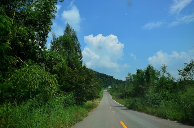 Weg op het platteland in de buurt van de kaeng krachan-dam