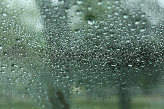 Weg op regenachtige dagweergave door nat autoraam