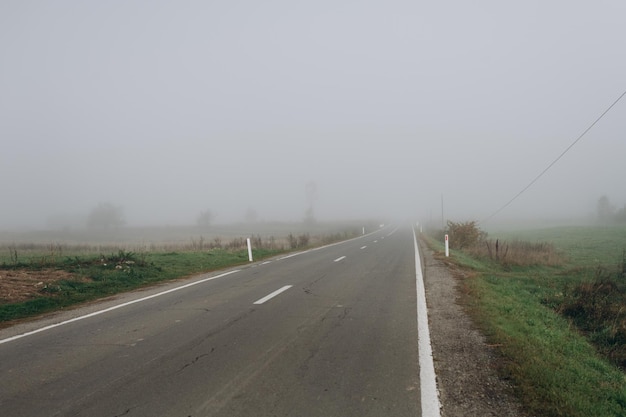 Weg, rijbaan, bergweg in mist, road trip