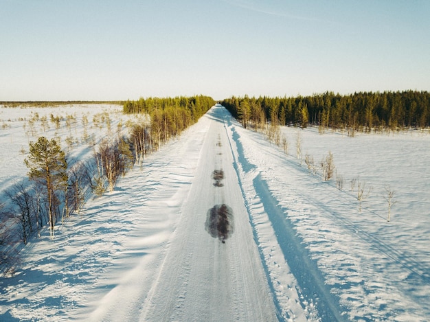 Foto weg te midden van sneeuw bedekt land tegen de lucht