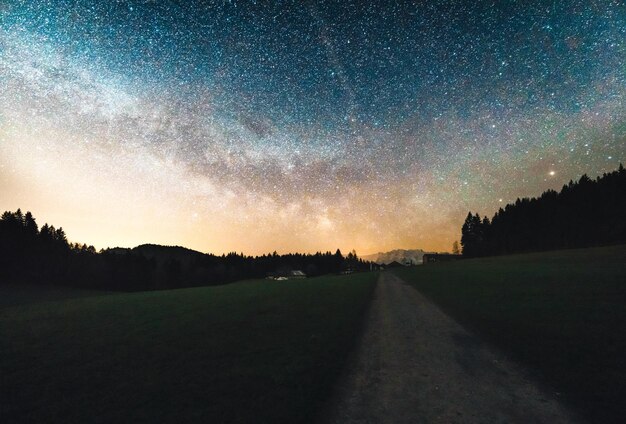 Foto weg tegen sterrenveld