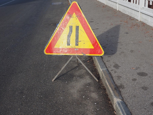 Weg versmalt bord met kopie ruimte