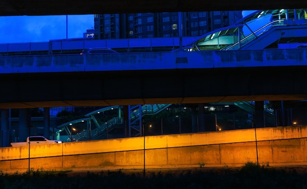 Wegbestrating en trap in de stad bij schemering Combinatie van meerdere vervoerswijzen in de stad