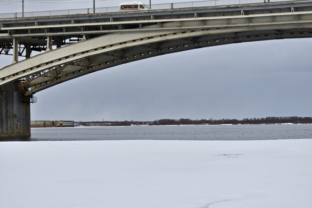 Wegbrug over de rivier in de winter