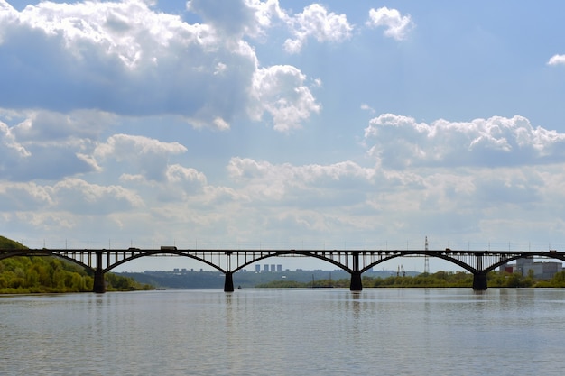 Wegbrug over het rivieroog. Nizjni Novgorod