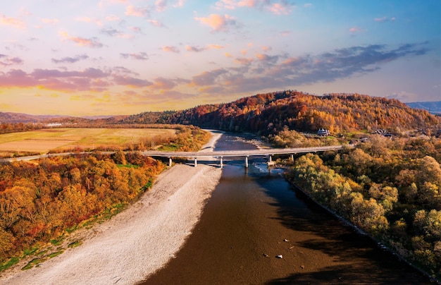 Wegbrug over smalle rivier die naar terracottabos leidt