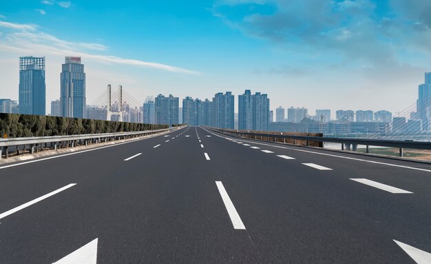 Wegdek en Nanchang City Skyline