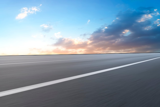 Wegdek en natuurlijk luchtlandschap