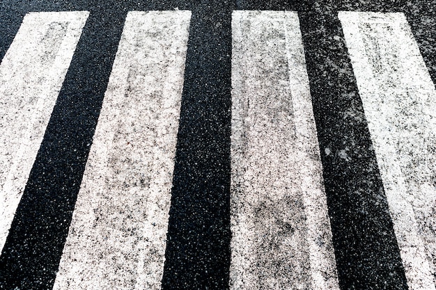 Wegdekmarkering en verkeersconcept - close-up van zebrapad