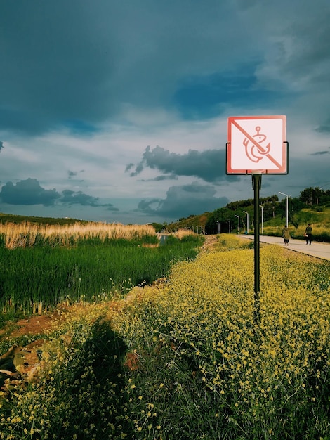 Foto wegenbord op het veld tegen de lucht