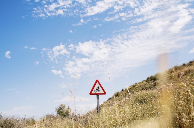 Wegenbord op het veld tegen de lucht