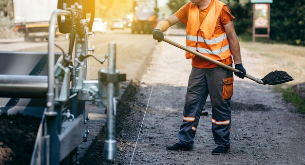 Wegendienst repareert de snelweg