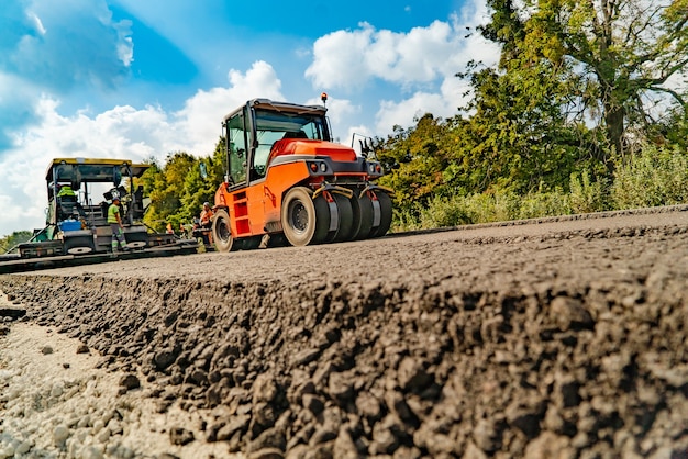 Wegenreparatie, compactor legt asfalt.