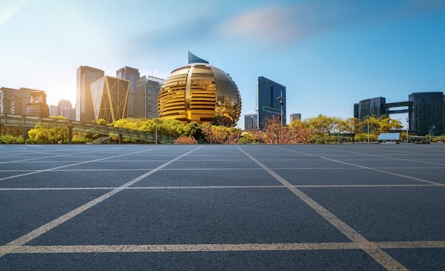 Weggrond en moderne architecturale landschapshorizon van Chinese stad