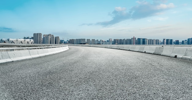 Weggrond en moderne architecturale landschapshorizon van Chinese stad