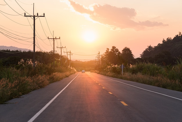 Wegmanier in de zonsondergang, vervoersconcept