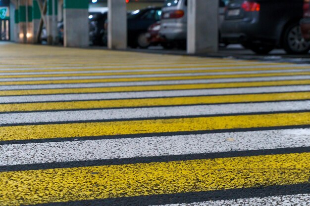 Wegmarkeringen op nat asfalt Witte gele zebra voor voetgangersveiligheid Voetgangersovergang Een kopieplaats