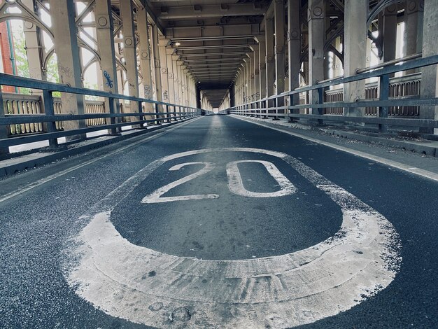 Wegmarkeringen snelheidslimiet van 20 mph