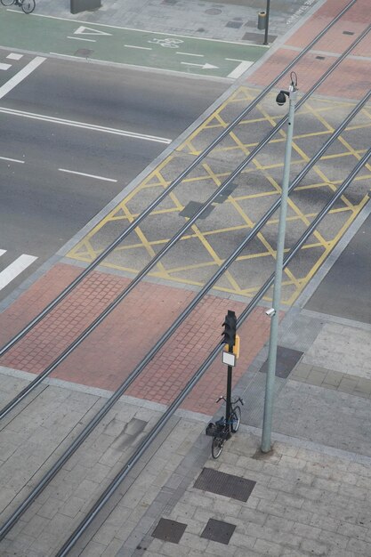 Wegovergang en trambaan in Zaragoza, Aragon, Spanje