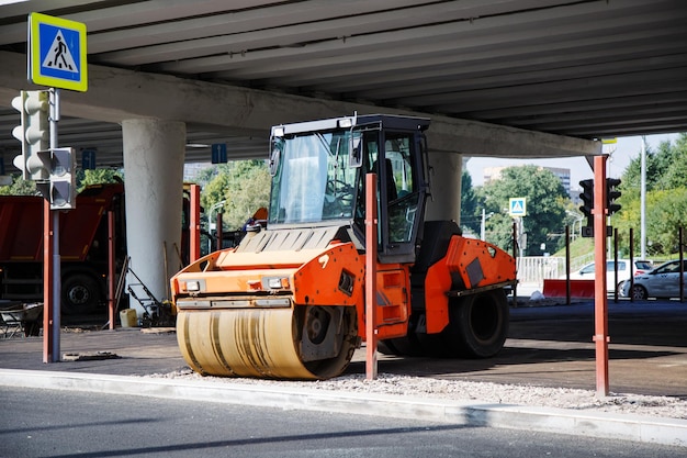 Wegwals die bij wegenbouwplaats werken