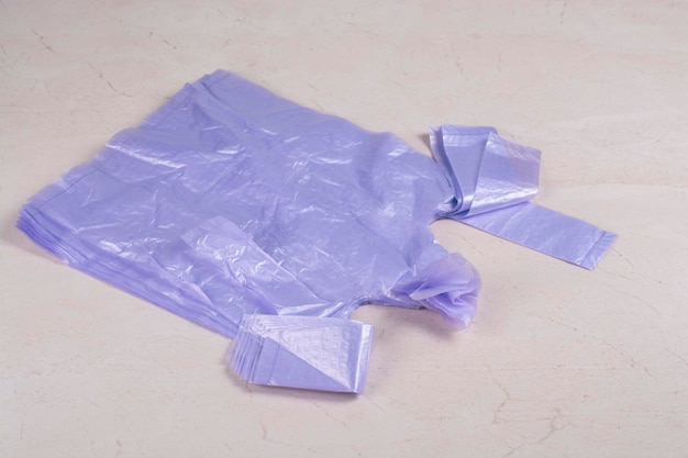 Wegwerp plastic zakken op tafel