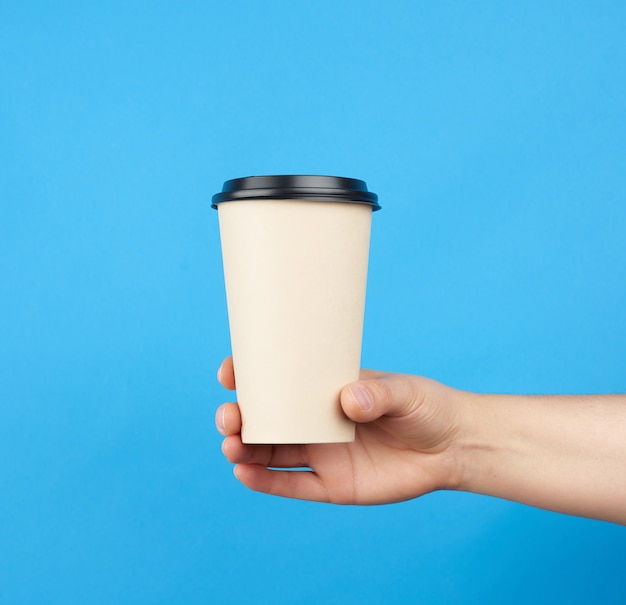 Wegwerpbeker van bruin papier met een plastic deksel