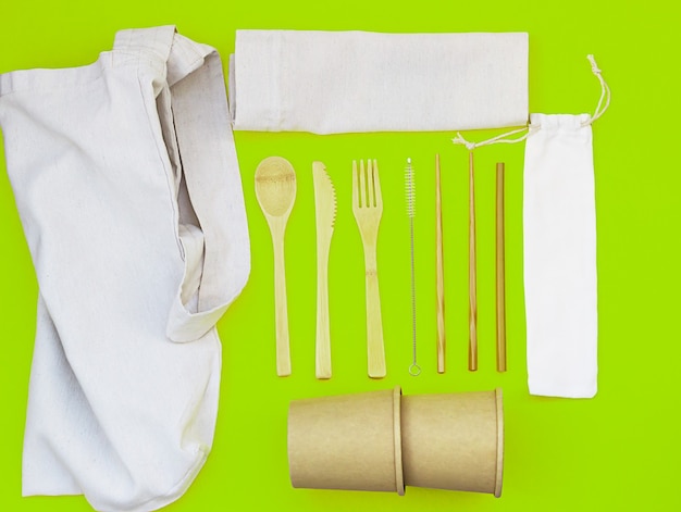 Wegwerpservies gemaakt van milieuvriendelijke materialen en linnen tassen