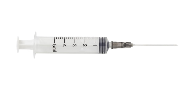 Wegwerpspuit met naald voor injectie geïsoleerd op een witte achtergrond met uitknippad