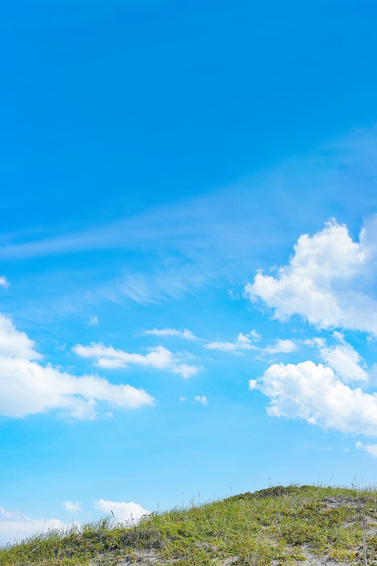 Foto weide, zonnige lucht en zomerwolken op mooie dag