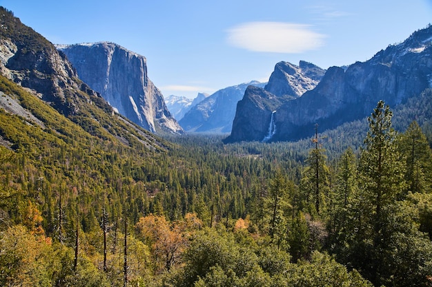 Weids uitzicht bij Yosemite Tunnel Uitzicht op de hele vallei in de vroege ochtend